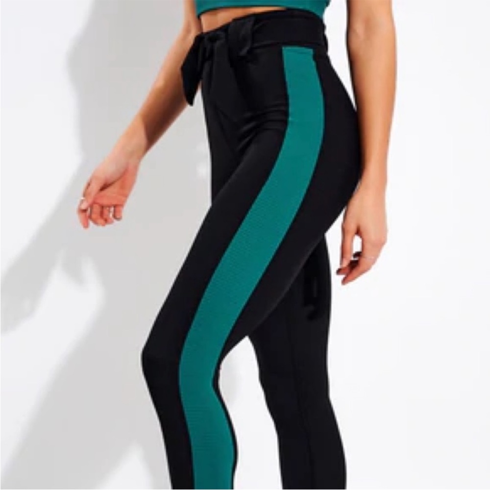 NWT. Year of Ours thermal ski belted legging in black/winter green. Size Small.